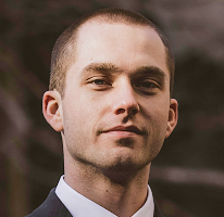 Thomas Whitfield em um retrato, analista de trading e especialista no mercado de criptomoedas
